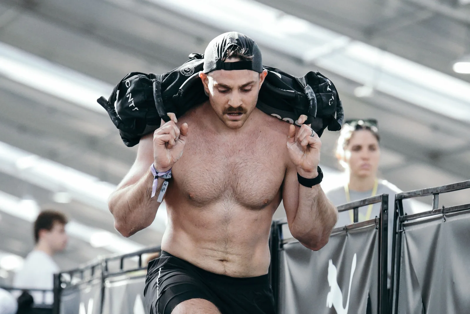 Storm Wilson doing sandbag lunges at a HYROX race